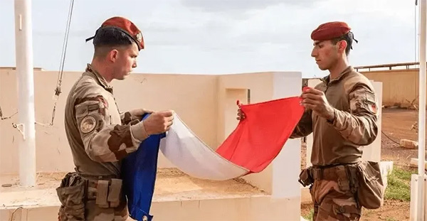 Bases militaires françaises et étrangères : Retrait concerté ou décision souveraine ?