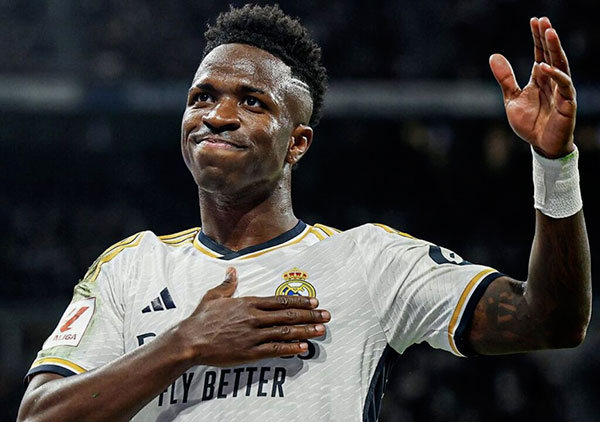 Position : Benzema et Camavinga soutiennent Vinicius Jr