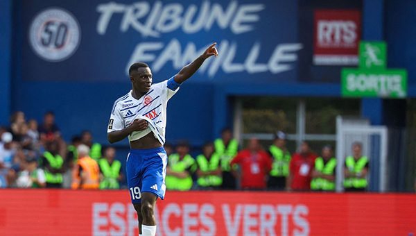 Habib Diarra fête son brassard par un superbe but… et sort sur blessure