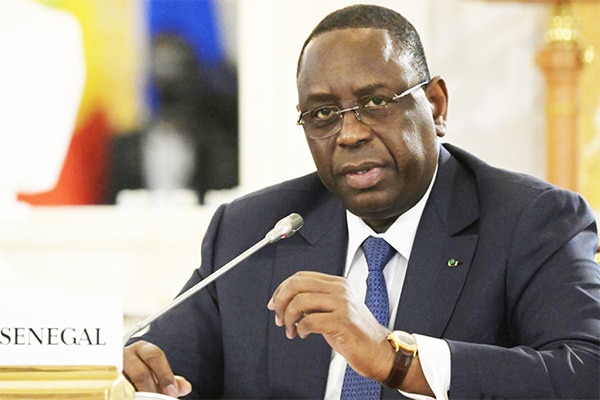 Macky Sall entre report et dialogue : Entre le marteau et l’enclume