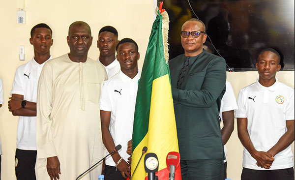 Mondial U17 : Amara Diouf et ses coéquipiers ont reçu le drapeau national