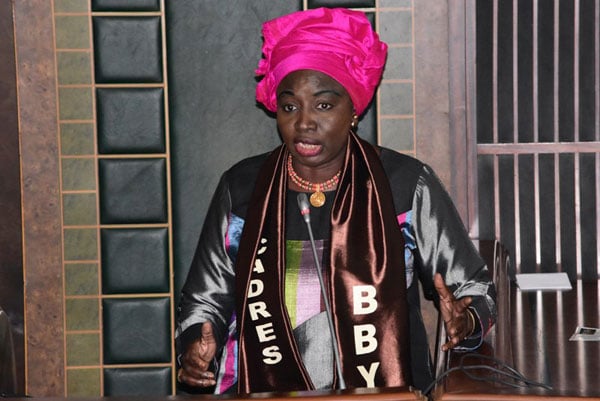 Mimi Touré a la bouche ensanglantée