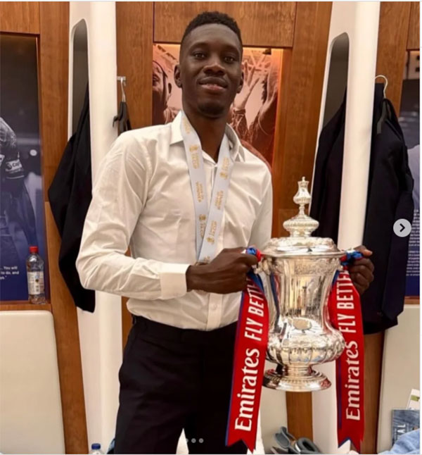 Sacre – Vainqueur historique de la Fa Cup, face à City (1-0) : «Izo» s’installe en première Palace